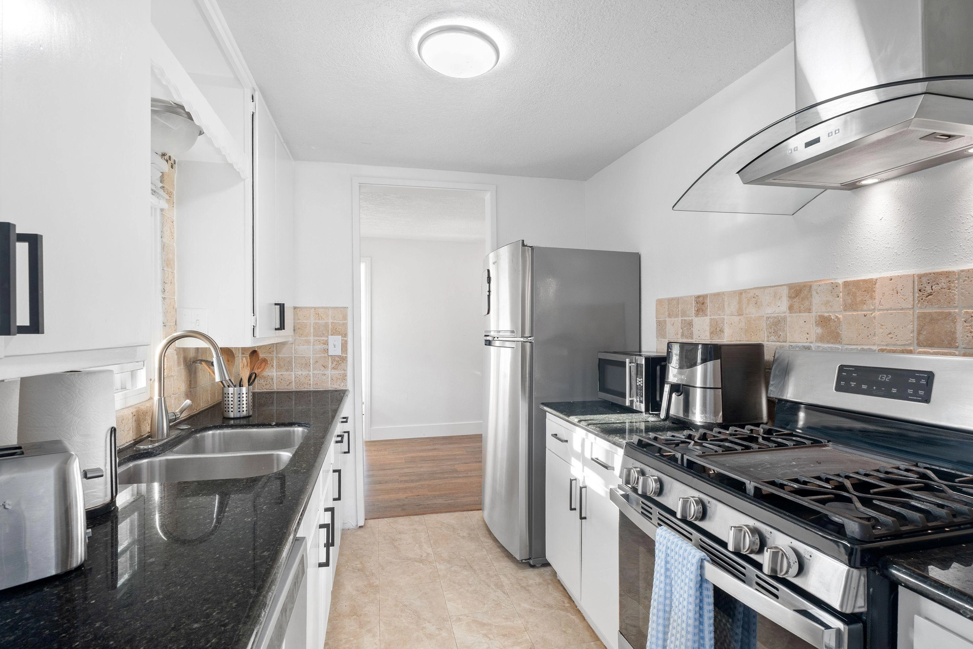 Full kitchen